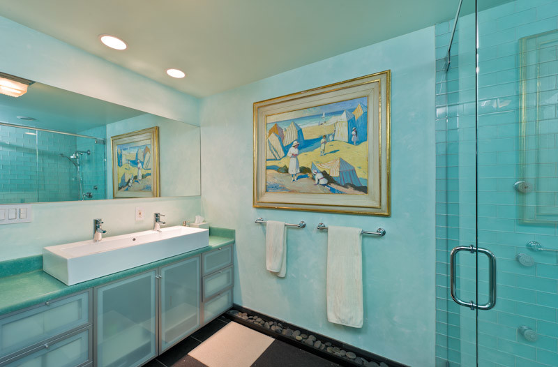 Stilmix Badezimmer En Suite mit Glasfronten, blauen Schränken, Eckdusche, blauen Fliesen und blauer Wandfarbe in Los Angeles
