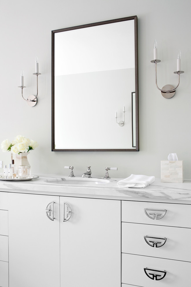 Foto di una stanza da bagno classica con lavabo sottopiano, ante bianche, vasca freestanding, piastrelle bianche e pavimento in marmo