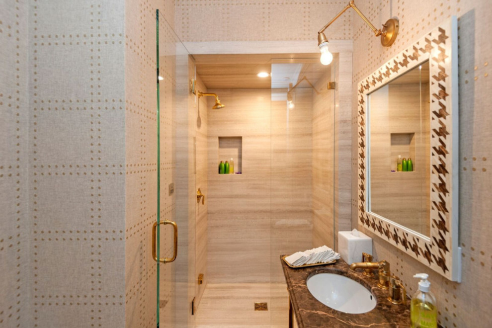 Modern inredning av ett brun brunt badrum med dusch, med öppna hyllor, bruna skåp, en dusch i en alkov, grå väggar, ett undermonterad handfat och dusch med gångjärnsdörr