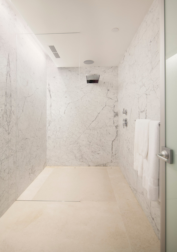 オレンジカウンティにあるコンテンポラリースタイルのおしゃれな浴室 (フラットパネル扉のキャビネット、淡色木目調キャビネット、アルコーブ型シャワー、白いタイル、石スラブタイル、ベッセル式洗面器) の写真
