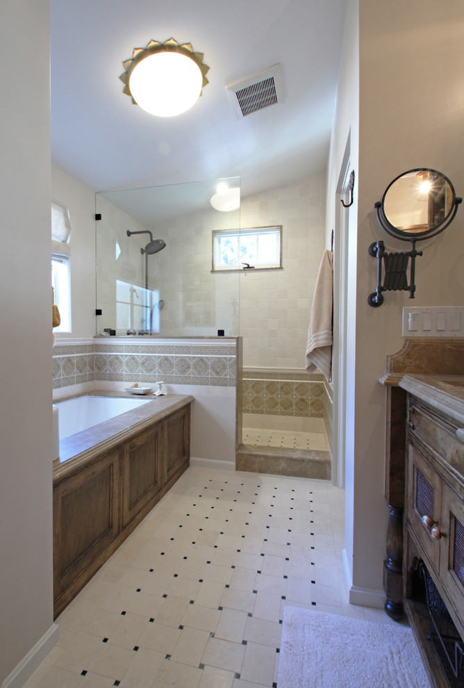 Immagine di una stanza da bagno padronale mediterranea di medie dimensioni con top in marmo, vasca da incasso, doccia aperta e piastrelle beige