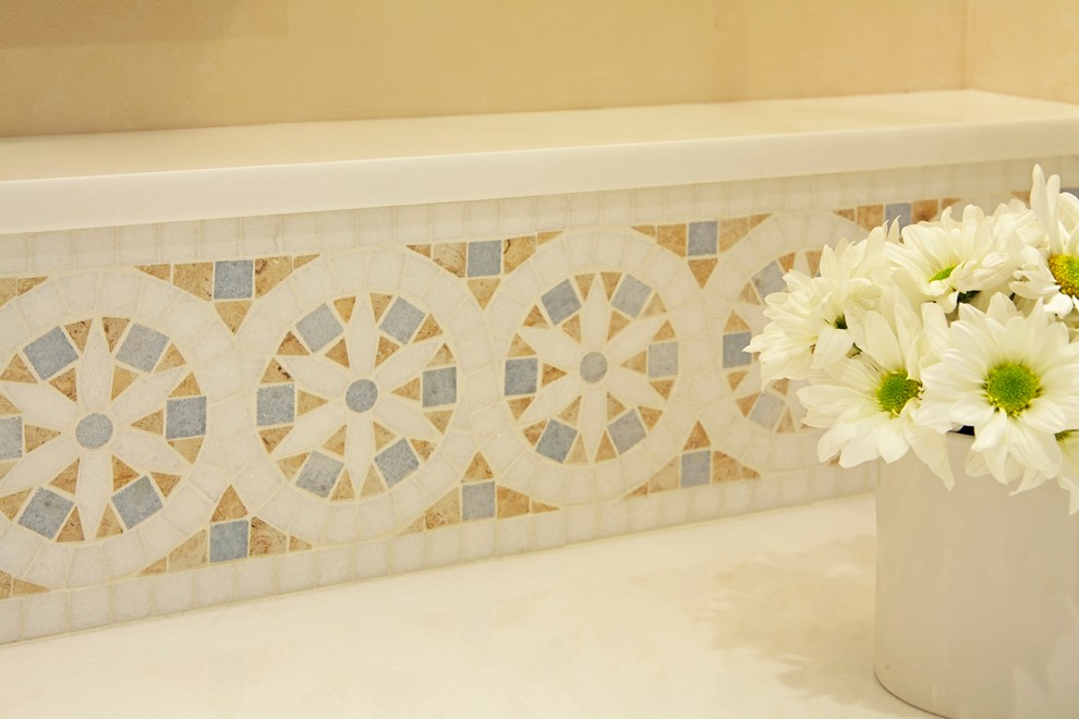 Идея дизайна: ванная комната среднего размера в классическом стиле с разноцветной плиткой, каменной плиткой, душевой кабиной, мраморной столешницей и желтыми стенами