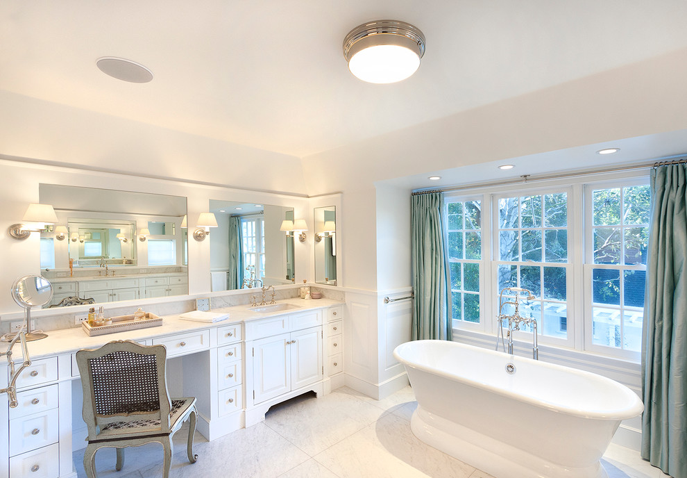 На фото: большая главная ванная комната в классическом стиле с отдельно стоящей ванной, белой плиткой, белыми стенами и мраморным полом