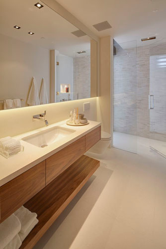 На фото: большая ванная комната в современном стиле с врезной раковиной, столешницей из известняка, душем без бортиков, инсталляцией, бежевой плиткой, плиткой из листового камня, бежевыми стенами и полом из известняка