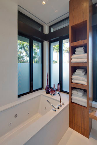 Стильный дизайн: большая главная ванная комната в современном стиле с открытыми фасадами, фасадами цвета дерева среднего тона, полновстраиваемой ванной, бежевой плиткой, плиткой мозаикой, бежевыми стенами и полом из известняка - последний тренд