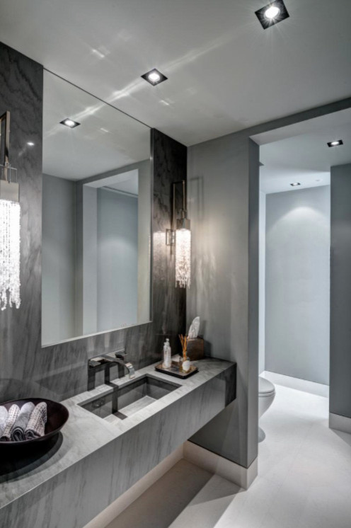 Großes Modernes Badezimmer mit integriertem Waschbecken, Marmor-Waschbecken/Waschtisch, grauen Fliesen, Steinplatten, grauer Wandfarbe und Kalkstein in Los Angeles
