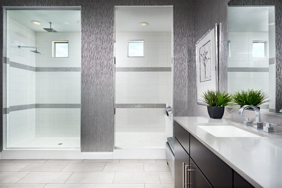 Idéer för ett modernt en-suite badrum, med grå väggar