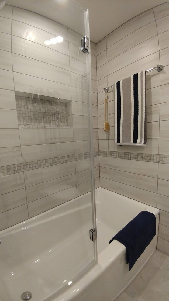 Стильный дизайн: маленькая главная ванная комната в современном стиле с фасадами в стиле шейкер, серыми фасадами, ванной в нише, душем над ванной, унитазом-моноблоком, серой плиткой, керамогранитной плиткой, белыми стенами, полом из керамогранита, монолитной раковиной, серым полом, душем с распашными дверями и белой столешницей для на участке и в саду - последний тренд