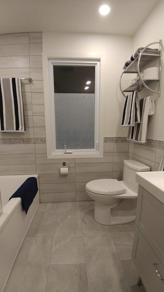 Inspiration för små moderna vitt en-suite badrum, med skåp i shakerstil, grå skåp, ett badkar i en alkov, en dusch/badkar-kombination, en toalettstol med hel cisternkåpa, grå kakel, porslinskakel, vita väggar, klinkergolv i porslin, ett integrerad handfat, grått golv och dusch med gångjärnsdörr
