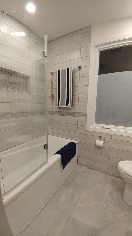 Свежая идея для дизайна: маленькая главная ванная комната в современном стиле с фасадами в стиле шейкер, серыми фасадами, ванной в нише, душем над ванной, унитазом-моноблоком, серой плиткой, керамогранитной плиткой, белыми стенами, полом из керамогранита, монолитной раковиной, серым полом, душем с распашными дверями и белой столешницей для на участке и в саду - отличное фото интерьера
