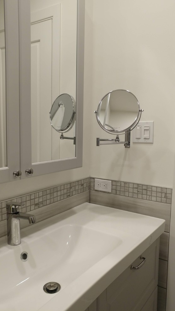 Idéer för små funkis vitt en-suite badrum, med skåp i shakerstil, grå skåp, ett badkar i en alkov, en dusch/badkar-kombination, en toalettstol med hel cisternkåpa, grå kakel, porslinskakel, vita väggar, klinkergolv i porslin, ett integrerad handfat, grått golv och dusch med gångjärnsdörr