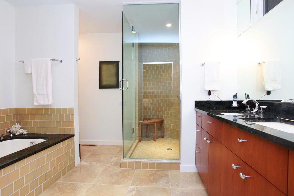 Идея дизайна: большая главная ванная комната в современном стиле с плоскими фасадами, фасадами цвета дерева среднего тона, накладной ванной, угловым душем, унитазом-моноблоком, бежевой плиткой, стеклянной плиткой, белыми стенами, полом из травертина, врезной раковиной, столешницей из гранита и бежевым полом