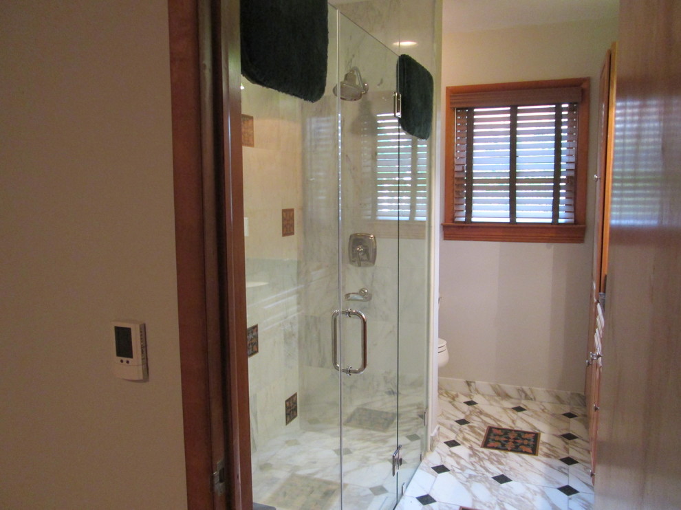 Idéer för att renovera ett mellanstort eklektiskt badrum med dusch, med luckor med infälld panel, skåp i mellenmörkt trä, en hörndusch, mosaik, vita väggar, marmorgolv, ett nedsänkt handfat och granitbänkskiva