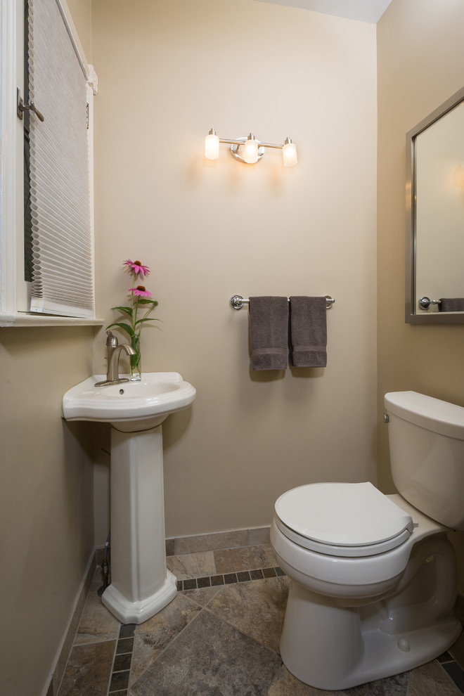 Modelo de cuarto de baño tradicional pequeño con lavabo con pedestal, baldosas y/o azulejos multicolor, baldosas y/o azulejos de porcelana, paredes beige y suelo de baldosas de porcelana