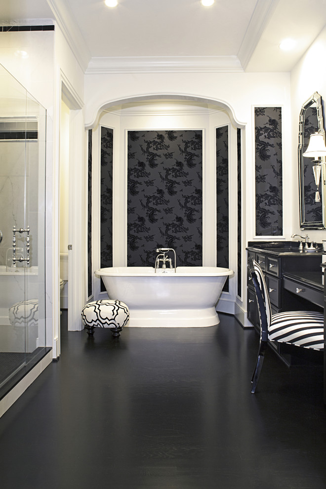 Exempel på ett klassiskt en-suite badrum, med svarta skåp, ett fristående badkar och mörkt trägolv
