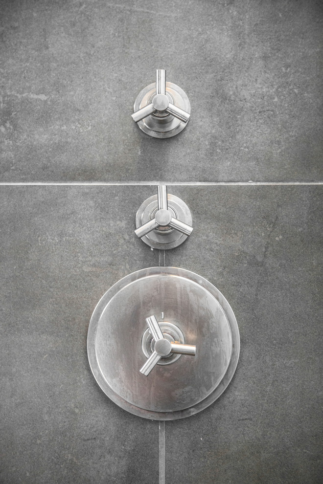 Example of a minimalist bathroom design in Columbus