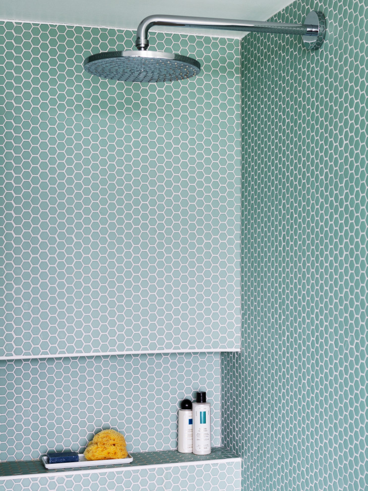 Пример оригинального дизайна: главная ванная комната среднего размера в современном стиле с плоскими фасадами, белыми фасадами, душем в нише, инсталляцией, серой плиткой, плиткой мозаикой, белыми стенами, полом из мозаичной плитки, консольной раковиной, столешницей из кварцита, серым полом, душем с распашными дверями и белой столешницей