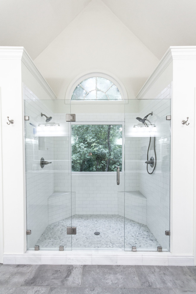 Modelo de cuarto de baño principal clásico renovado de tamaño medio con paredes blancas, ducha doble, baldosas y/o azulejos grises y suelo de pizarra