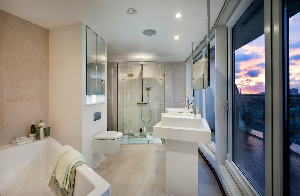 Foto på ett funkis badrum, med ett fristående handfat, en dusch i en alkov, en vägghängd toalettstol, beige kakel, beige väggar och ett japanskt badkar