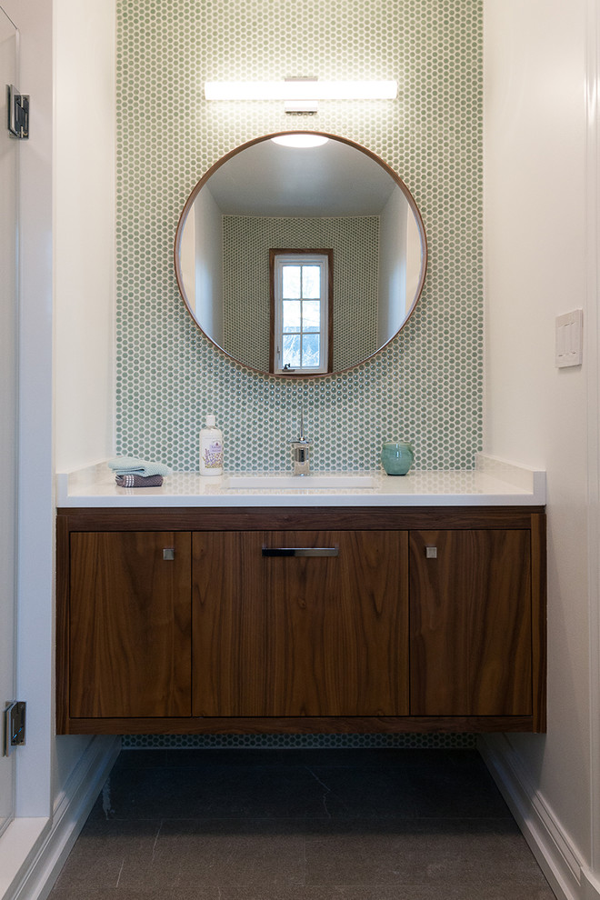 Inspiration för ett mellanstort funkis badrum, med släta luckor, skåp i mellenmörkt trä, en dusch i en alkov, grön kakel, mosaik, vita väggar, marmorgolv, ett undermonterad handfat, bänkskiva i kvarts, grått golv och dusch med gångjärnsdörr