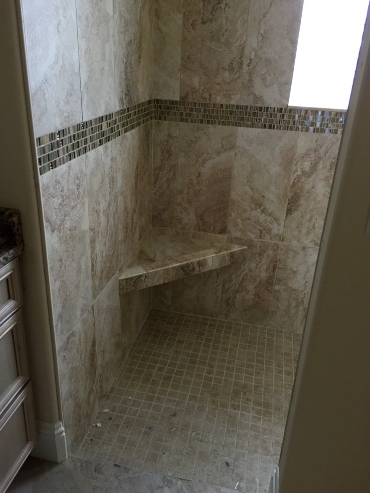 Esempio di una grande stanza da bagno padronale minimalista con lavabo sottopiano, ante con bugna sagomata, ante beige, top in granito, doccia aperta, piastrelle beige, piastrelle in ceramica, pareti bianche e pavimento con piastrelle in ceramica