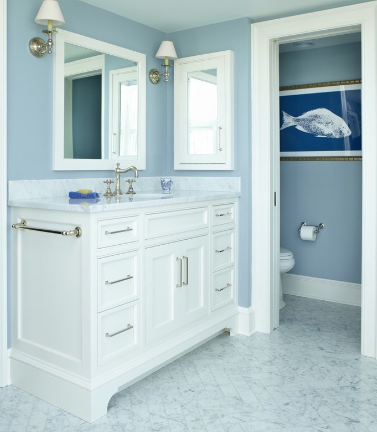 Immagine di una stanza da bagno tradizionale di medie dimensioni con piastrelle blu, pavimento in marmo, lavabo sottopiano e top in marmo