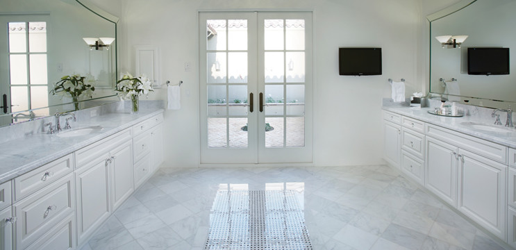 Esempio di una grande stanza da bagno tradizionale con top in marmo, pavimento in marmo, ante lisce, ante bianche, piastrelle bianche, pareti bianche, lavabo da incasso, pavimento bianco, top bianco, due lavabi e mobile bagno incassato