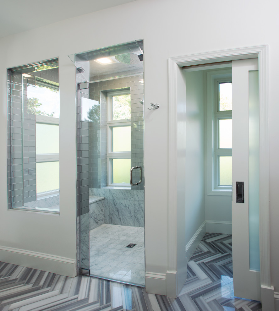Idéer för att renovera ett stort vintage en-suite badrum, med öppna hyllor, en dusch i en alkov, svart och vit kakel, stenkakel, marmorgolv och marmorbänkskiva
