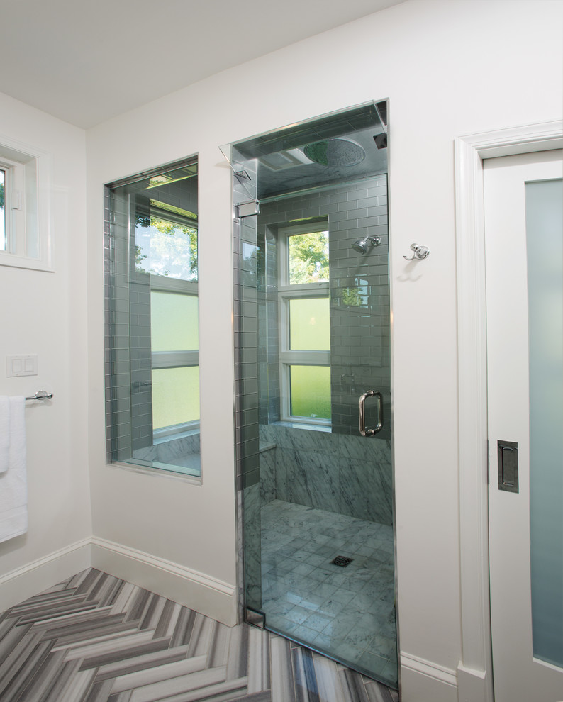Idéer för att renovera ett stort vintage en-suite badrum, med öppna hyllor, en dusch i en alkov, svart och vit kakel, stenkakel, marmorgolv och marmorbänkskiva