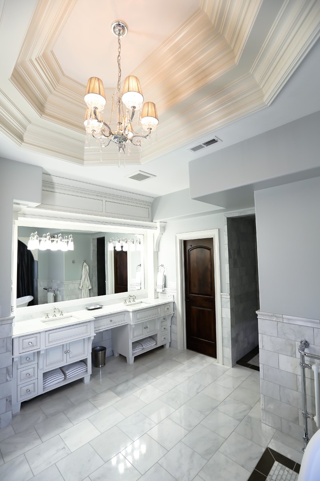 Idéer för stora vintage en-suite badrum, med ett fristående badkar, stenkakel, marmorgolv, luckor med upphöjd panel, vita skåp, en kantlös dusch, grå kakel, grå väggar, ett undermonterad handfat och marmorbänkskiva