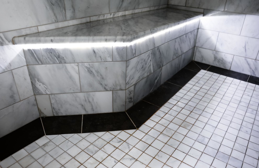 Klassisches Badezimmer En Suite mit freistehender Badewanne, weißen Fliesen, Steinfliesen und Marmorboden in Chicago