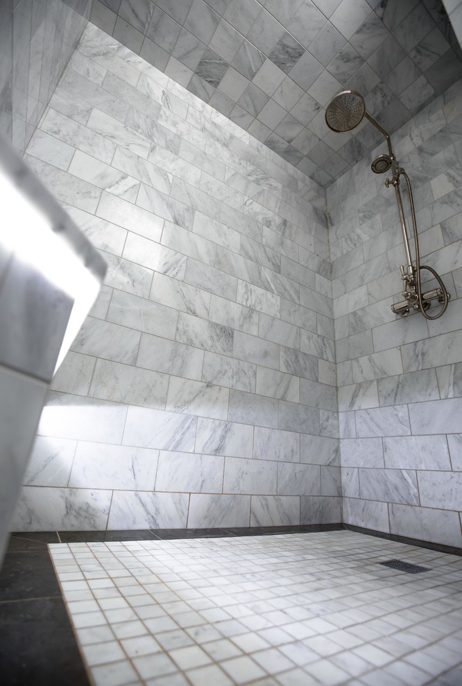 Idéer för att renovera ett vintage en-suite badrum, med ett fristående badkar, vit kakel, stenkakel och marmorgolv