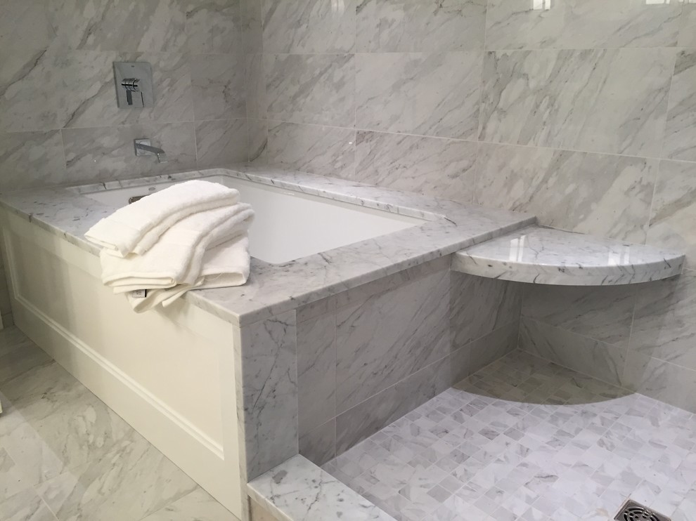 Foto de cuarto de baño minimalista con bañera esquinera, ducha abierta, baldosas y/o azulejos blancos, baldosas y/o azulejos de piedra y suelo de mármol
