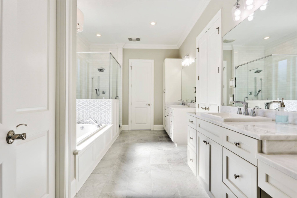 Modelo de cuarto de baño principal tradicional de tamaño medio con puertas de armario blancas, encimera de mármol, suelo blanco y encimeras blancas