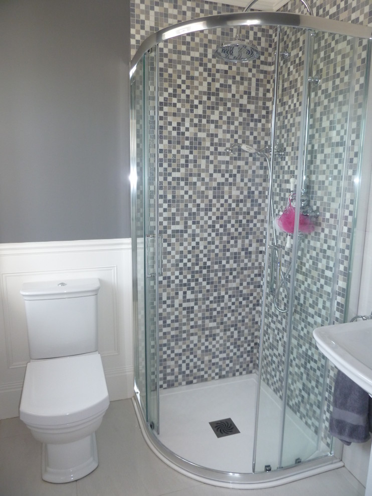 Источник вдохновения для домашнего уюта: ванная комната среднего размера в современном стиле с серой плиткой, керамогранитной плиткой, синими стенами, полом из керамогранита и душевой кабиной