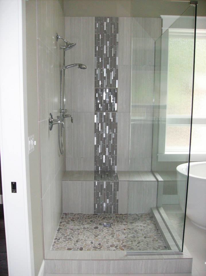 Cette image montre une grande salle de bain principale design avec une baignoire indépendante, une douche ouverte, des carreaux de porcelaine, un mur gris et un sol en carrelage de porcelaine.