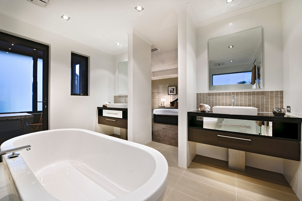 Idéer för ett mellanstort modernt badrum, med ett fristående handfat, släta luckor, skåp i mörkt trä, ett fristående badkar, brun kakel, mosaik, vita väggar och klinkergolv i keramik