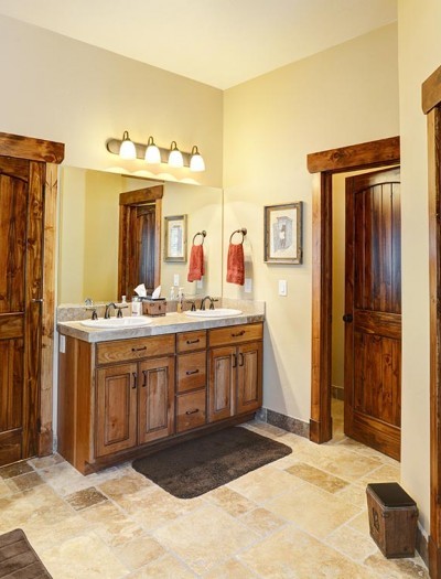 Foto di una stanza da bagno padronale stile rurale con vasca ad angolo, doccia alcova e piastrelle beige