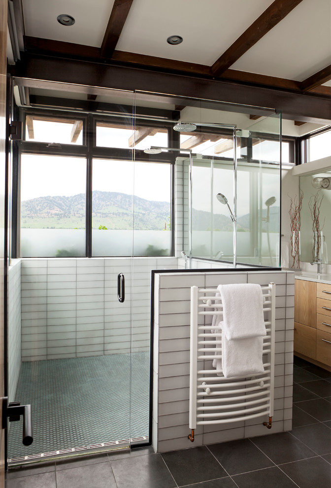 Modernes Badezimmer mit flächenbündigen Schrankfronten, dunklen Holzschränken, grauen Fliesen, weißer Wandfarbe, Einbauwaschbecken und Waschtisch aus Holz in Denver