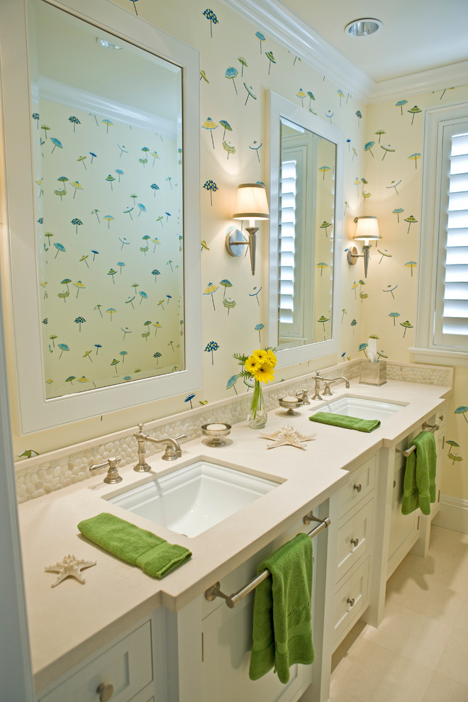 Mittelgroßes Maritimes Badezimmer mit Unterbauwaschbecken, Schrankfronten im Shaker-Stil, weißen Schränken und bunten Wänden in Orange County