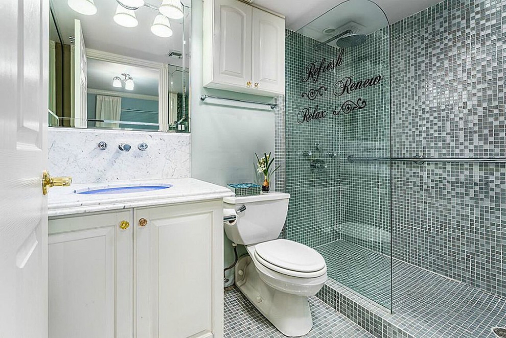 Idéer för små vintage en-suite badrum, med skåp i shakerstil, vita skåp, en öppen dusch, en toalettstol med hel cisternkåpa, grå kakel, glasskiva, blå väggar, ett undermonterad handfat, granitbänkskiva, grått golv, med dusch som är öppen och mosaikgolv