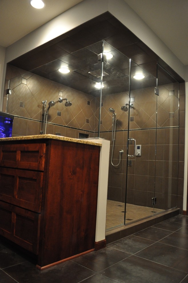 Modelo de cuarto de baño principal contemporáneo extra grande con ducha esquinera