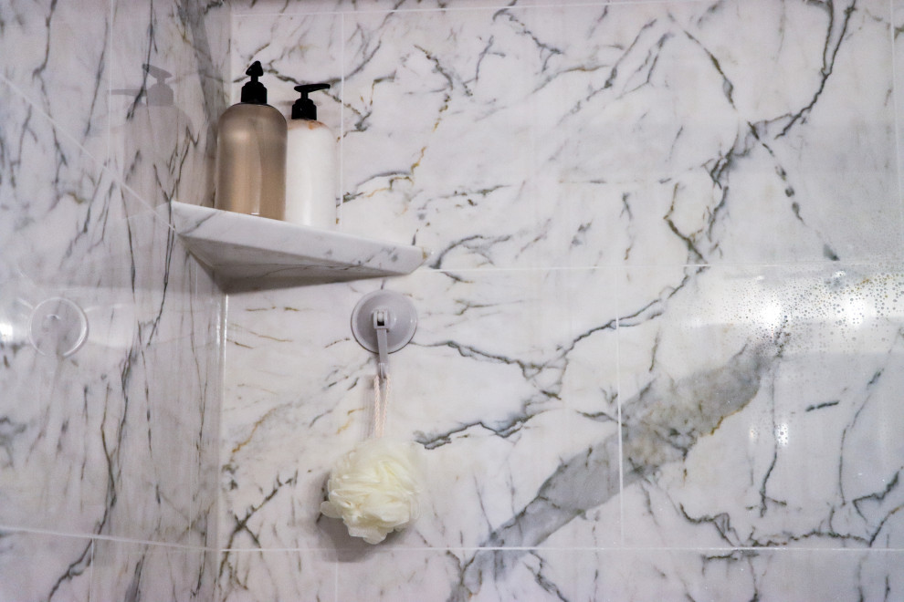Idée de décoration pour une petite douche en alcôve principale minimaliste avec un mur blanc, parquet foncé, une cabine de douche à porte coulissante et meuble-lavabo sur pied.