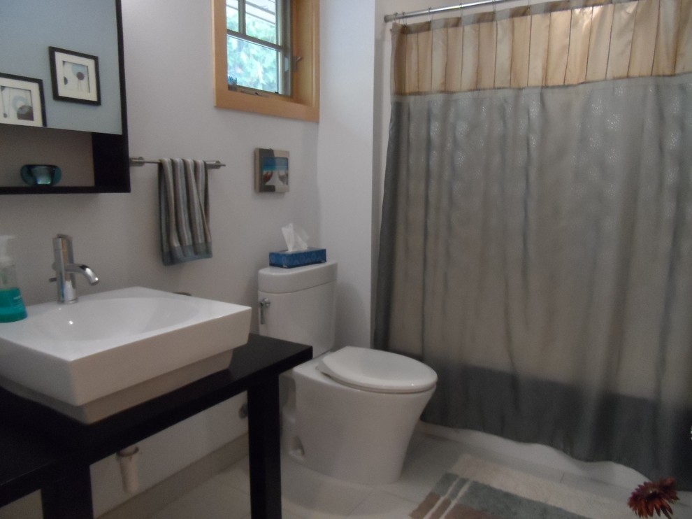 Foto di una stanza da bagno classica di medie dimensioni con lavabo a bacinella, top in legno, vasca ad alcova, vasca/doccia, WC monopezzo, piastrelle bianche, piastrelle in gres porcellanato, pareti bianche e pavimento in gres porcellanato