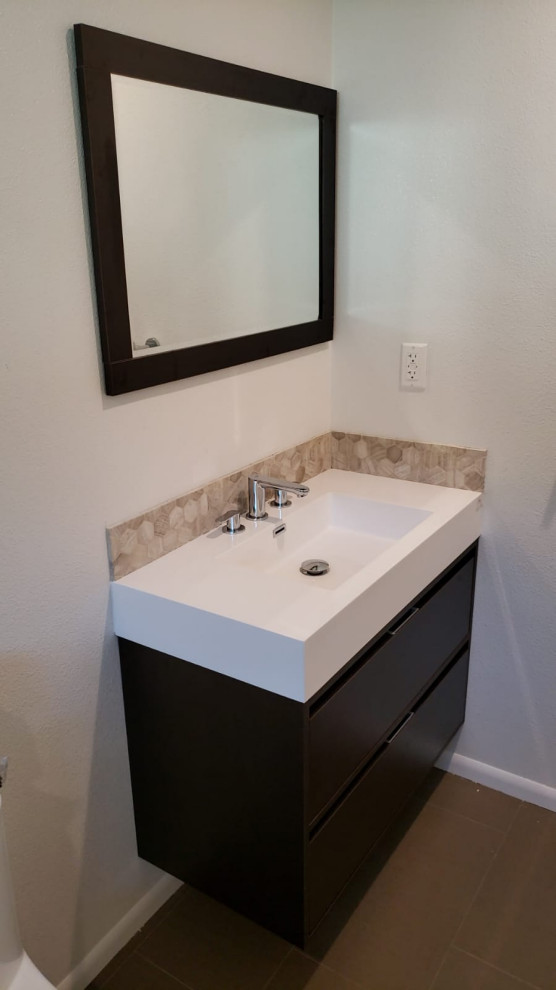 Aménagement d'une salle de bain de taille moyenne avec un carrelage beige, parquet foncé, un sol marron et meuble simple vasque.