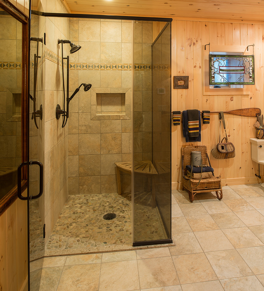 Immagine di una stanza da bagno rustica con ante in legno chiaro, top in granito, doccia ad angolo e pavimento in gres porcellanato