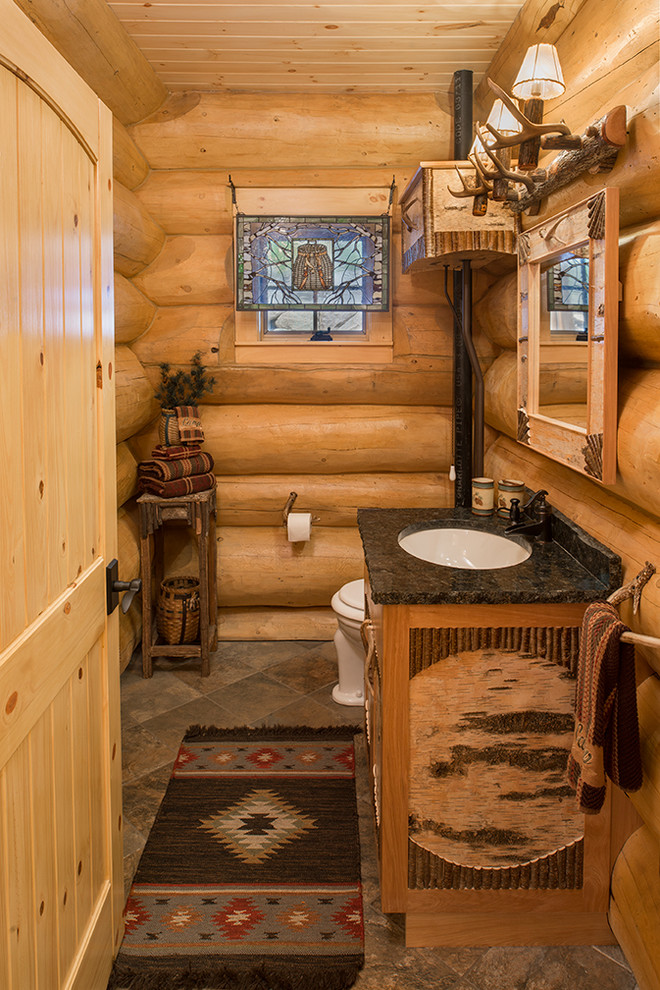 Idee per una stanza da bagno stile rurale con ante in legno scuro, top in granito e pavimento in ardesia
