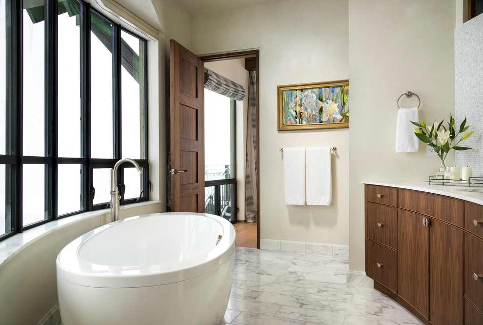 На фото: главная ванная комната в стиле рустика с фасадами цвета дерева среднего тона, отдельно стоящей ванной, бежевыми стенами, белым полом и мраморным полом