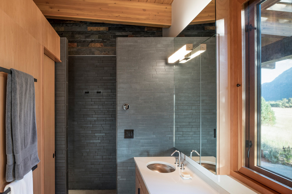 Inspiration pour une salle de bain principale chalet en bois clair de taille moyenne avec un placard à porte plane, une douche ouverte, un carrelage gris, un mur blanc, sol en béton ciré, un lavabo encastré et un plan de toilette en quartz modifié.