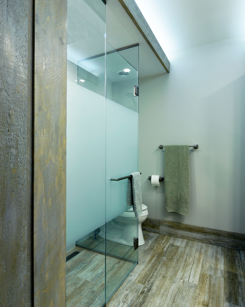 Idéer för att renovera ett mellanstort medelhavsstil badrum med dusch, med släta luckor, vita skåp, en toalettstol med hel cisternkåpa, ett platsbyggt badkar, en öppen dusch, grå kakel, vit kakel, stenhäll, blå väggar, målat trägolv, ett nedsänkt handfat, granitbänkskiva och med dusch som är öppen